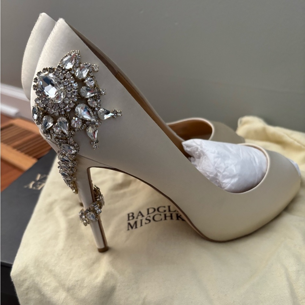 Jewel Badgley Mischka Thamar Embellished Sandal Women
CHAMPAGNE SATIN, Size 7M - Picture 3 of 5